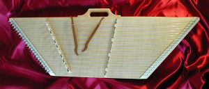 Voilà, le dulcimer, descendant du cymbalum