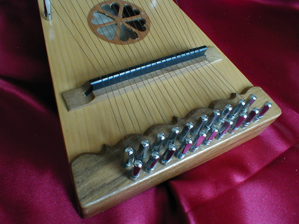 Modèle Alto Table d'harmonie en Epicéa. Caisse de résonance en érable Décors en noyer d'Amérique