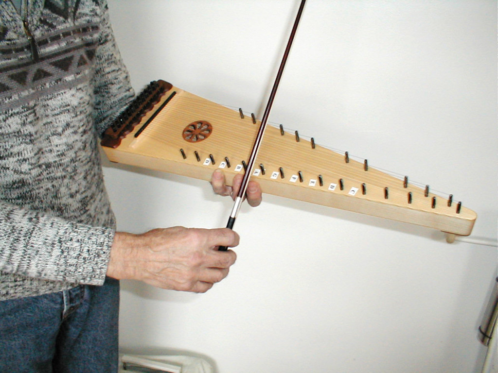 1- Une manière de tenir l'instrument sur l'avant-bras.