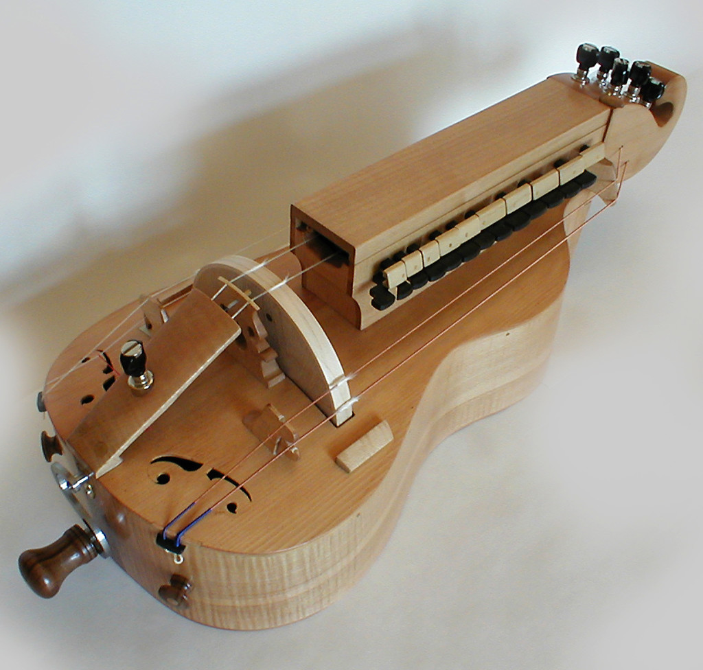 La vielle à roue acoustique. 6 cordes : 2 chanterelles et 4 bourdons